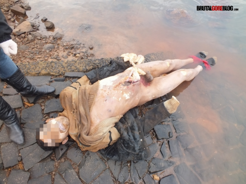 Fotos de asesinatos, Muerto de un navajazo en el abdomen
