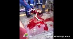 Chica muerta en un enorme charco de sangre