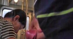 Pervertido va masturbándose por el tren