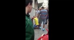 Mujer enojada da Patadas a un ladrón en la cara y es aplaudida por la multitud
