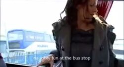 Chica se masturba en un autobús de linea