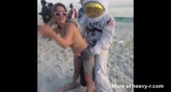 Video XXX bizarro de hoy: Astronauta follando en la playa