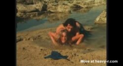 Chica violada en una playa solitaria