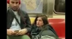 Se masturba el coño en un vagón del metro