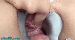 Masturba con su dedo la uretra de la vagina