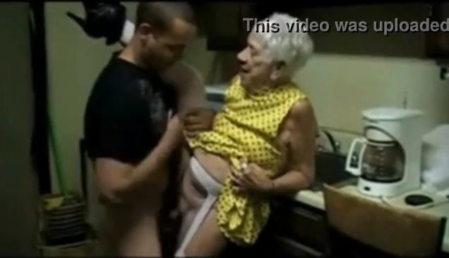 Abuelita de 90 años follada áspera