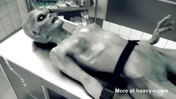 La violación de una alienígena muerta en la morgue