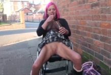 Mujer en silla de ruedas masturbándose en público